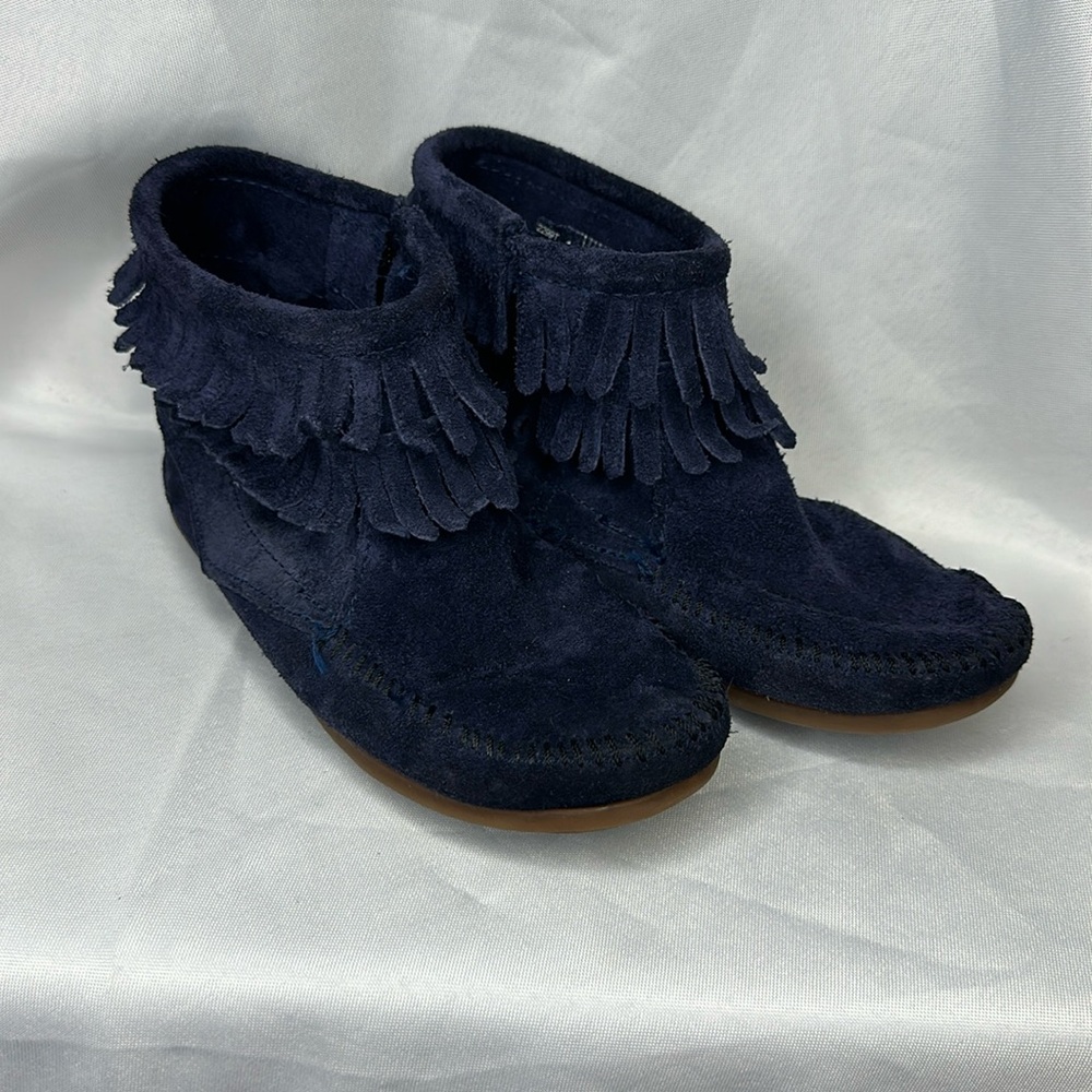Minnetonka Girls moccasin boots Blue size 1